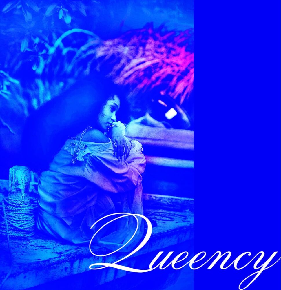 Pochette bleue, Queency assise dans la végétation